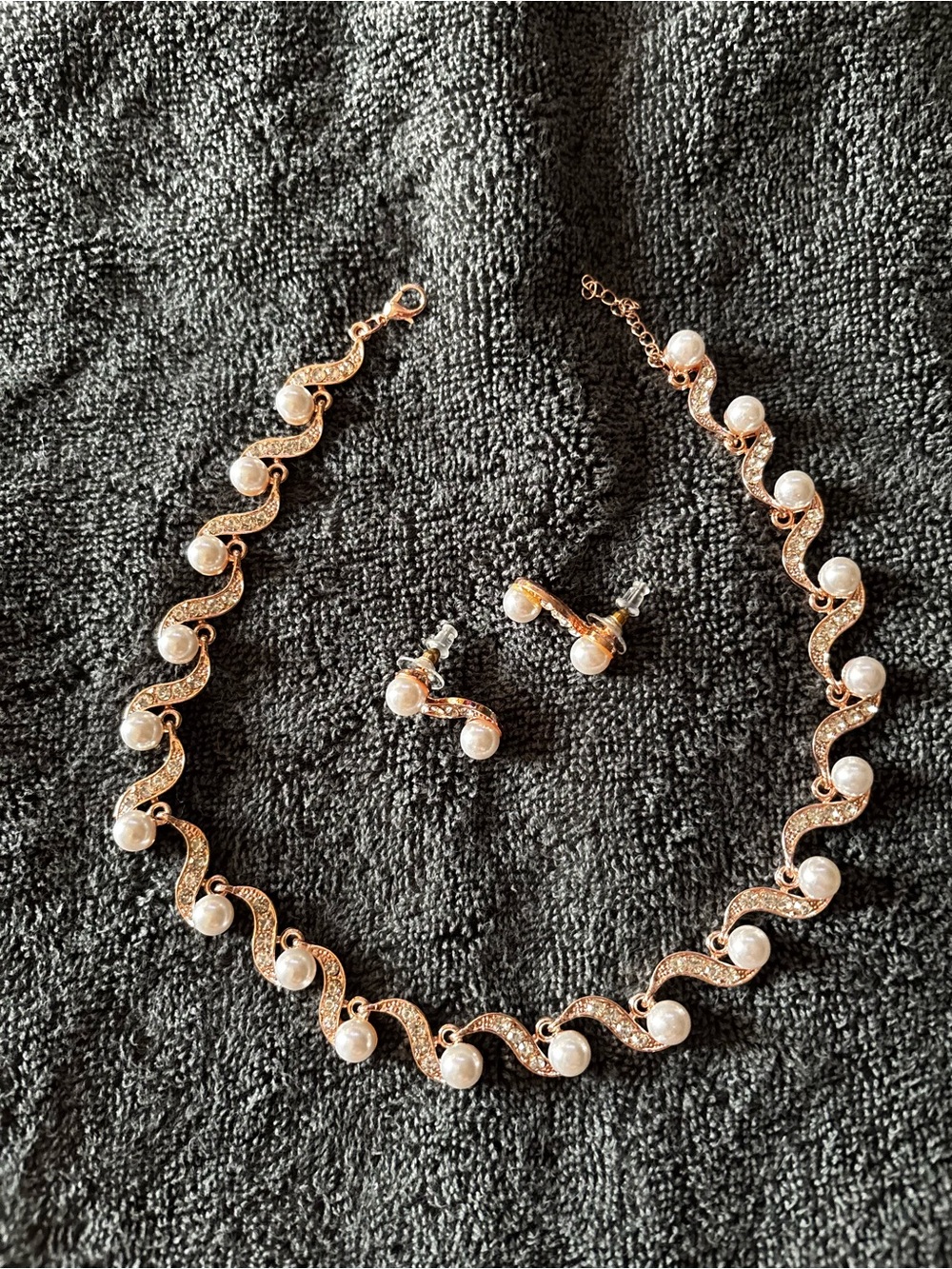 Elegant Pearl and Crystal Wave Necklace & Earrings Set - Rose Gold